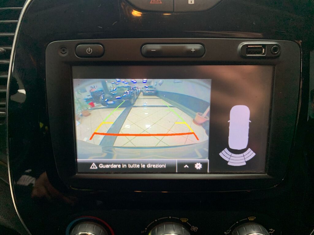 Interni Renault Captur usata garantita in vendita da Stilauto a Montecatini Terme telecamera di parcheggio